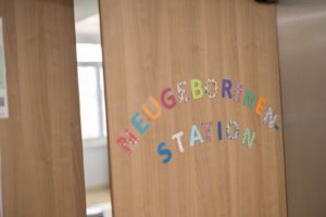 Neugeborenen Station - Tür beschriftet mit bunten Buchstaben